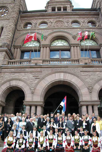 PODIZANJE SRPSKE ZASTAVE ISPRED PARLAMENTA ONTARIJA - TORONTO