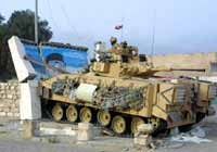 Britanski vojnici ruse spomenik u Basri