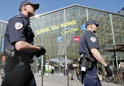 TERORIZAM - POJACANE KONTORLE POLICIJE - PARIZ