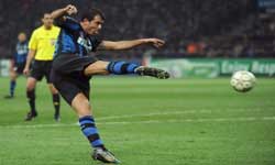 Dejan-Stankovic-gol-sa-pola-terena