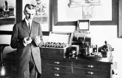 Nikola-Tesla u svojoj laboratoriji 1937